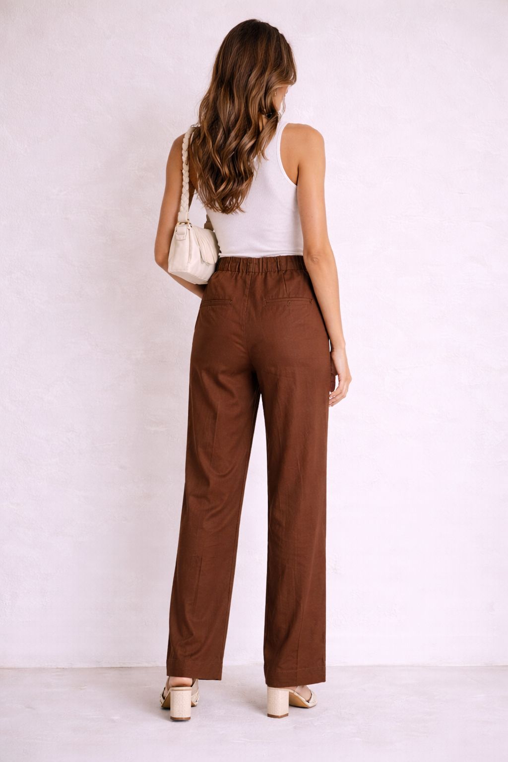 PANTALON DE LINO CON BOTON DORADO