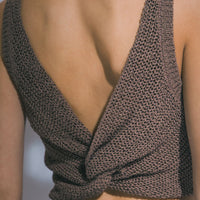 BLUSA CON CRUCE TRASERO