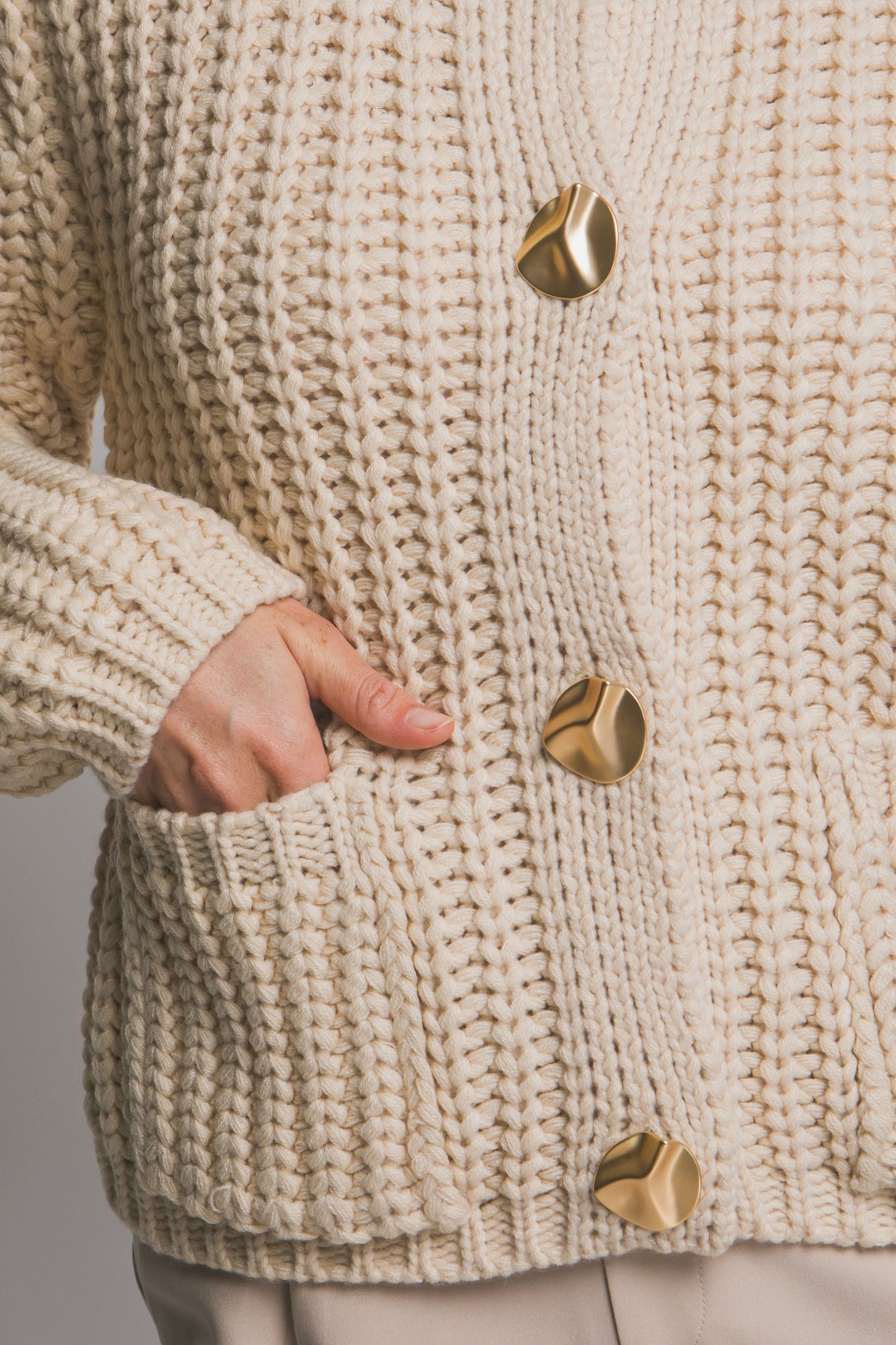 SUETER TEJIDO BOTON DORADO